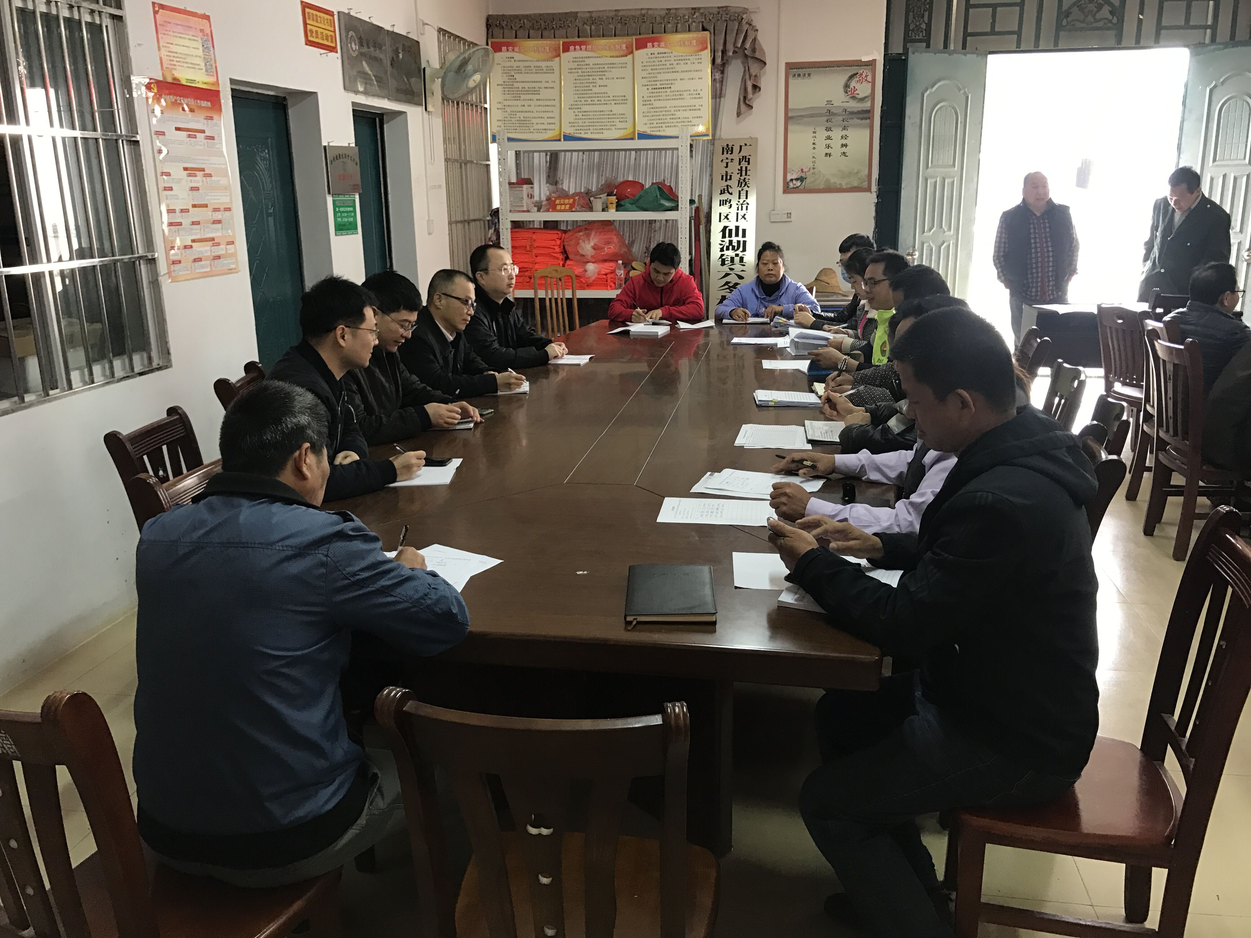 /QJ_675645054333.jpg 劉熾雄到仙湖鎮(zhèn)六冬村與村委新班子開(kāi)展座談會(huì).jpg