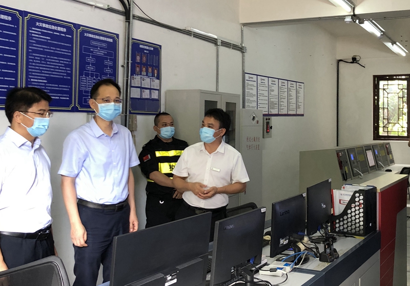 /QJ_115881763798.jpg 檢查老南寧·三街兩巷消防監(jiān)控室.jpg