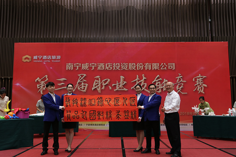 /QJ_447059205372.jpg 參賽人員展示參賽作品.JPG