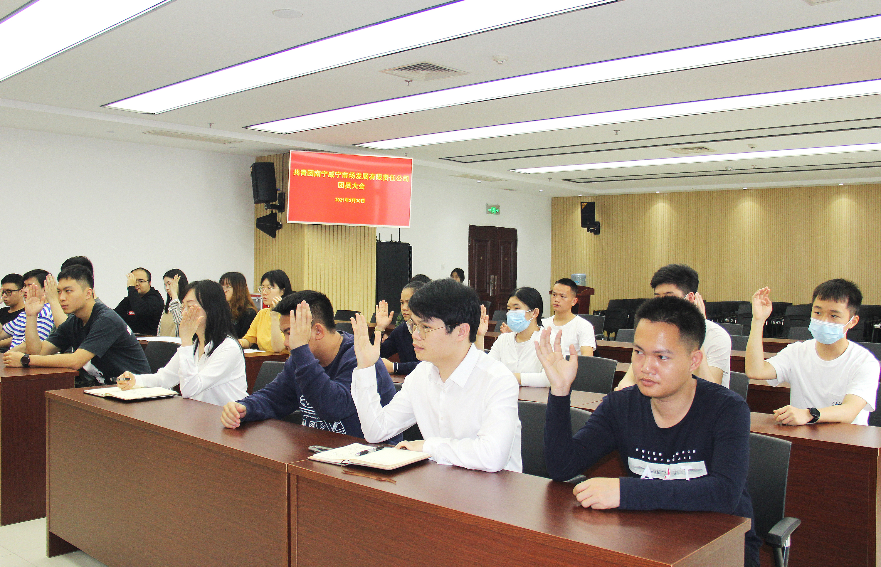 /QJ_727243767394.jpg 舉手表決現(xiàn)場(拍攝:柒紅).JPG