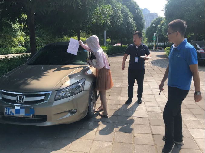 /QJ_127719725932.png 物業(yè)部對(duì)亂停放車輛車主進(jìn)行勸導(dǎo).png