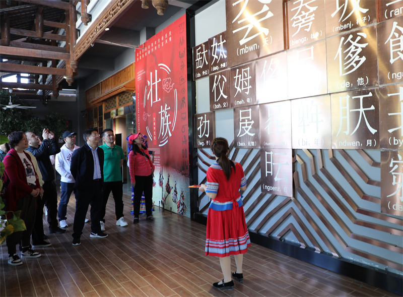 /QJ_689789880640.jpg 1.參觀五彩壯鄉(xiāng)民俗非遺館(楊光攝).jpg