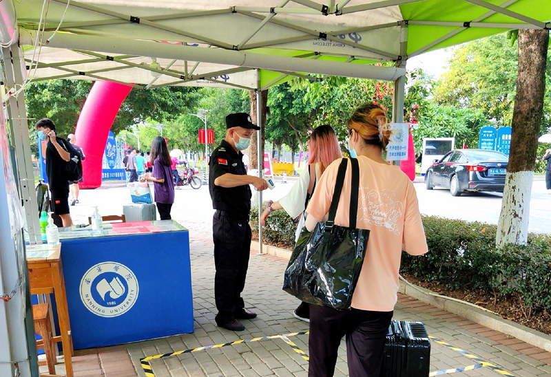 開學(xué)進(jìn)校園防疫測溫.jpg