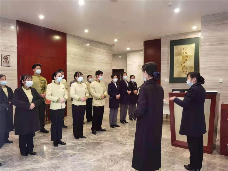 /QJ_371344632974.jpg 7.酒店-五象山莊餐飲部開工班前會(huì).jpg