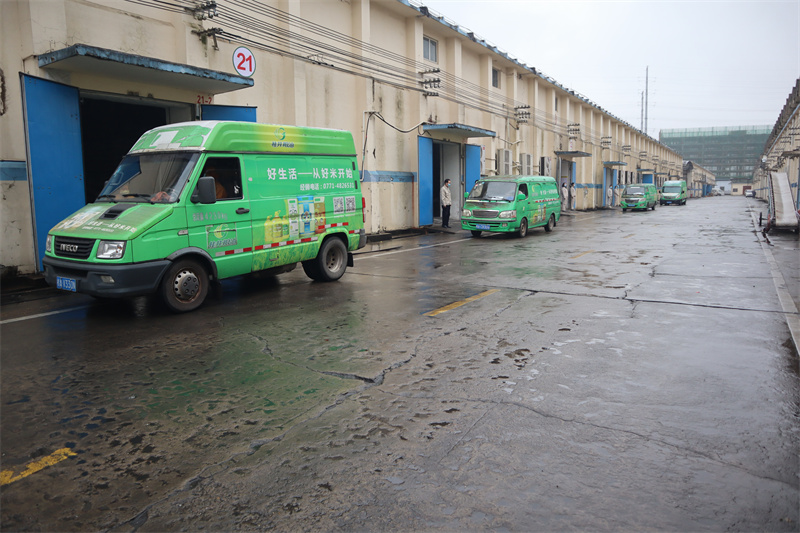 /QJ_507549159349.jpg 配送車輛整裝待發(fā)(拍攝:匡卉).jpg