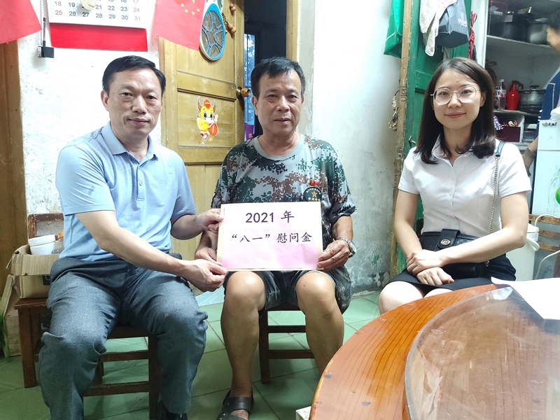 /QJ_798399186402.jpg 慰問退休傷殘軍人(拍攝:柒紅).jpg