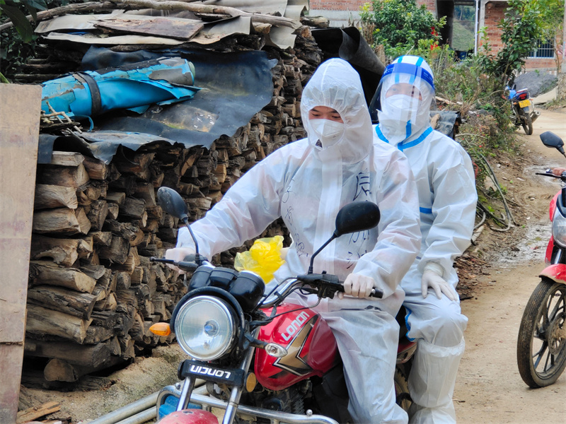 /QJ_621528543363.jpg 信息工程學(xué)院物聯(lián)網(wǎng)工程專業(yè)李黃強同學(xué)進村做上門服務(wù).jpg