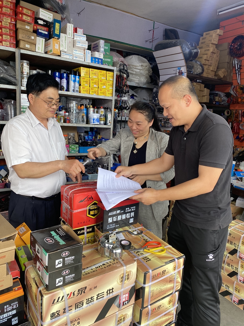 /QJ_879356471251.jpg 資產(chǎn)專(zhuān)管員向租戶發(fā)放創(chuàng)衛(wèi)通知書(shū)(賀世紅).jpg