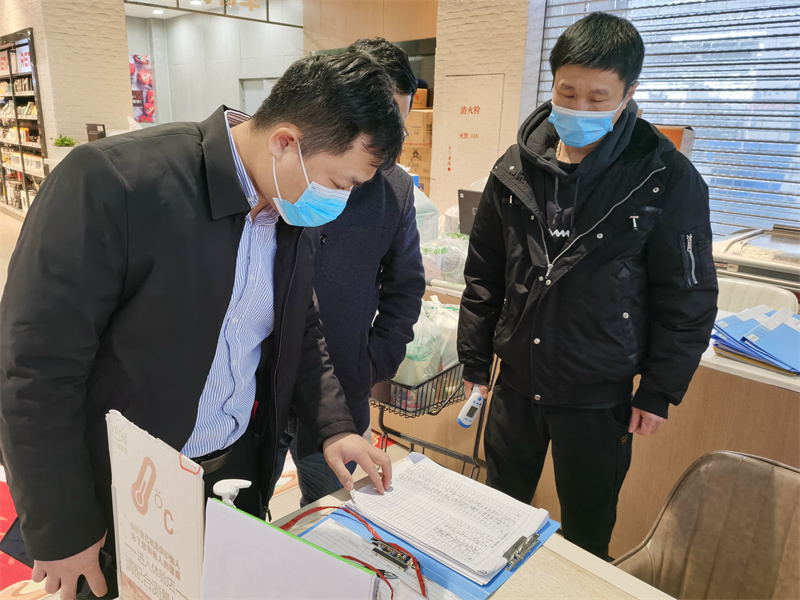 公司黨委副書(shū)記、總經(jīng)理陳志光檢查寧家鮮生疫情防控工作 (1).jpg