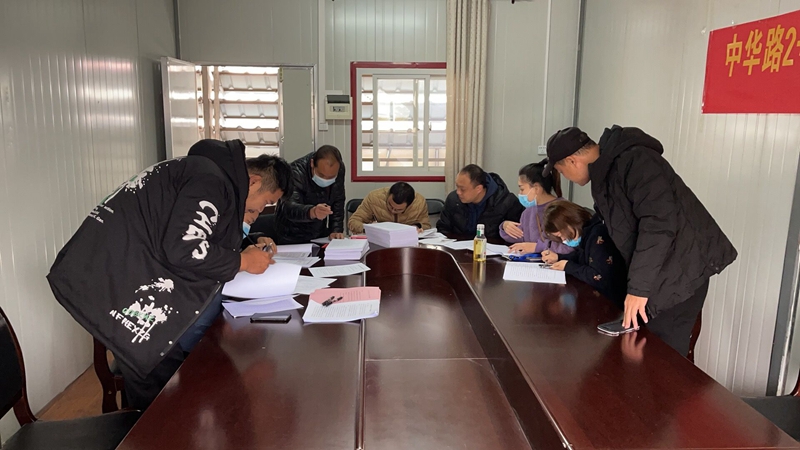 /QJ_879369320367.jpg 資產(chǎn)專(zhuān)管員于中華路2號(hào)開(kāi)展租賃合同簽訂工作(賀世紅).jpg