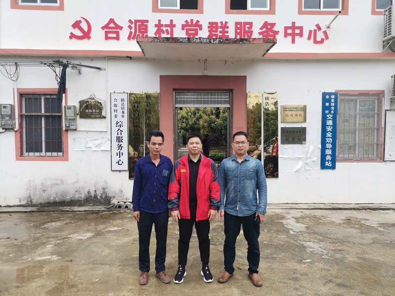 /QJ_827885400185.jpg 威寧文體公司第一書(shū)記歐世松(中)與村支書(shū).jpg