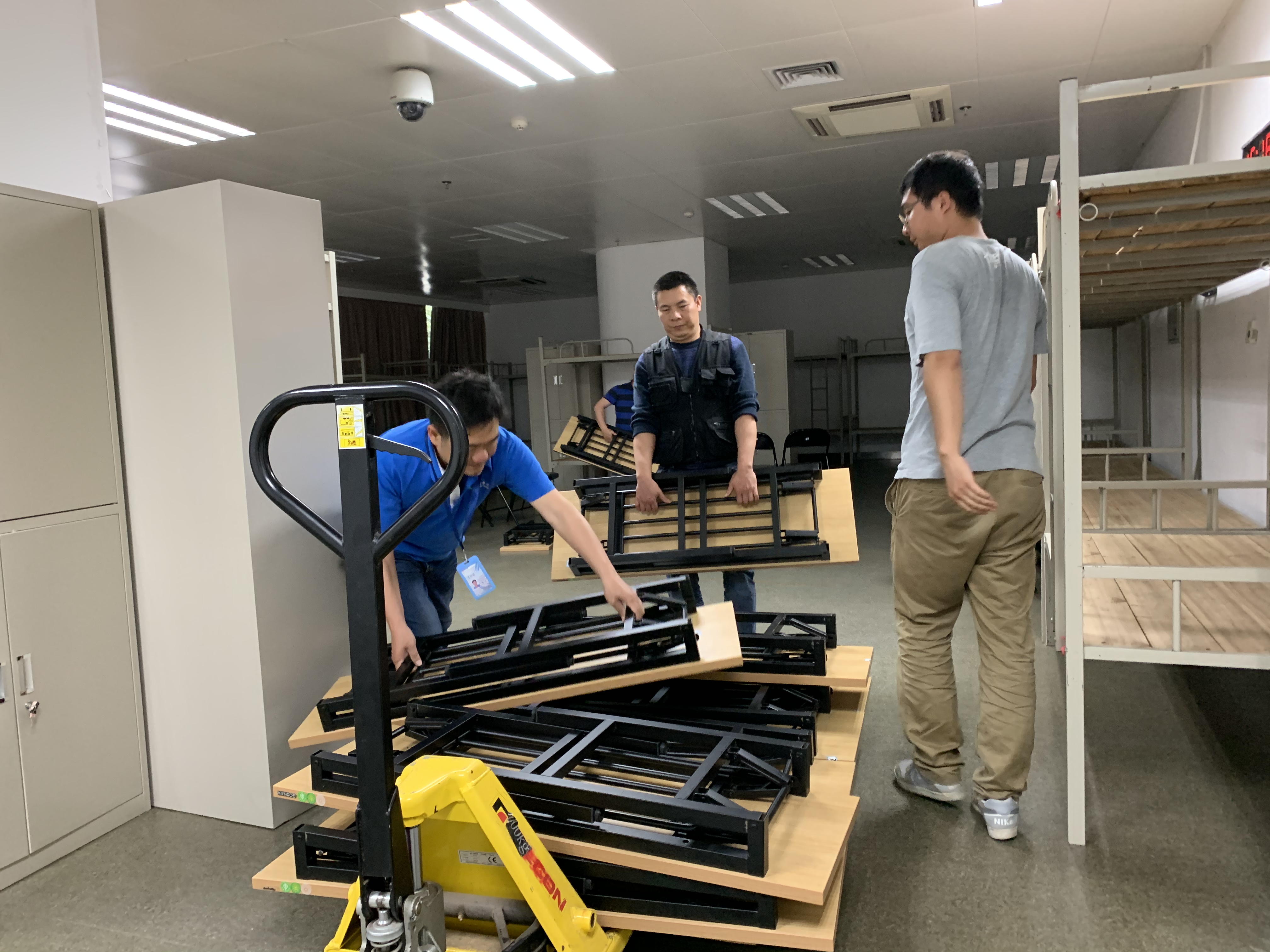 /QJ_723639043549.jpg 搬運(yùn)物資(吳燕拍攝)(1).jpg