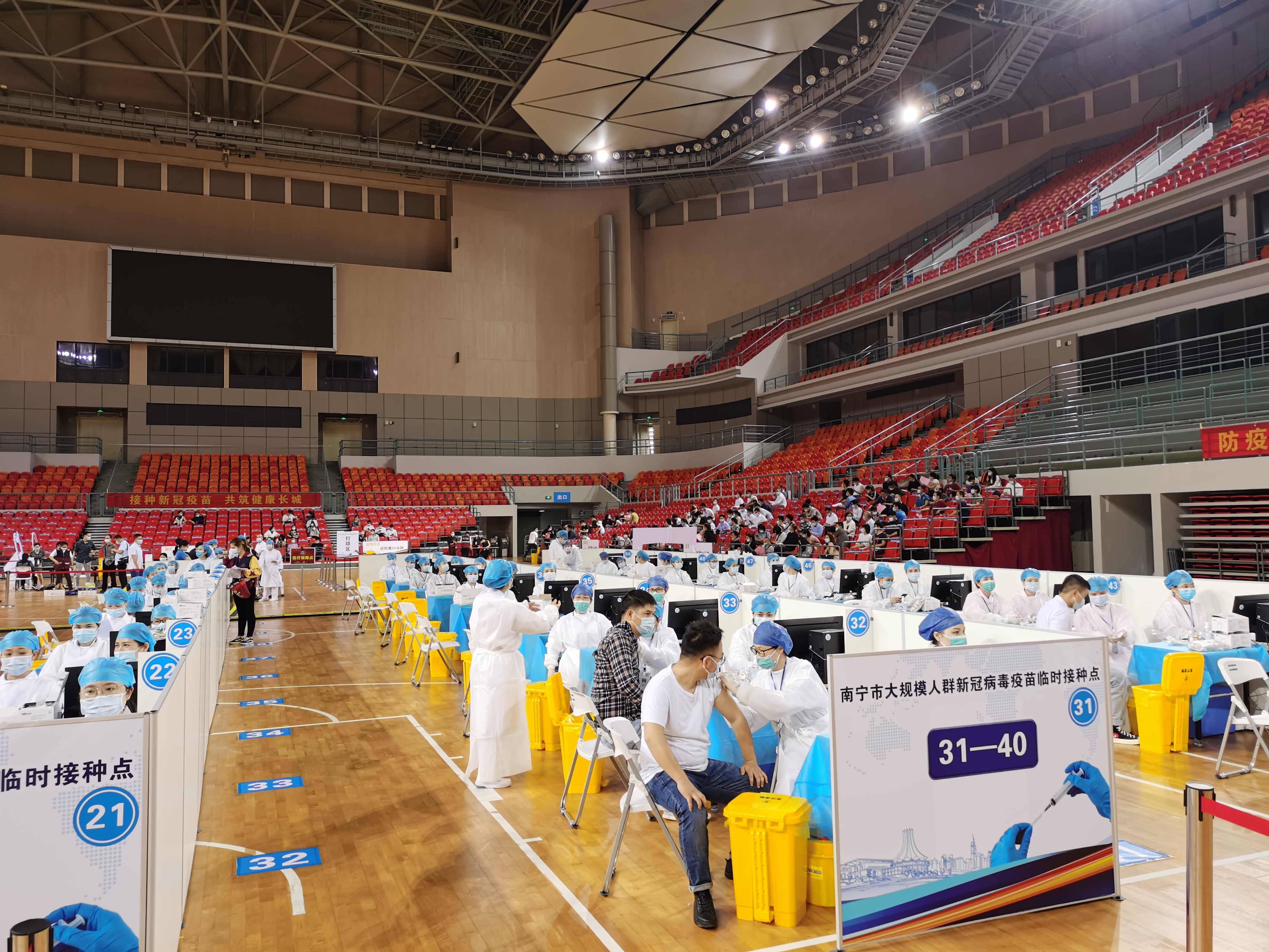 /QJ_723628876239.jpg 市民有序接種疫苗(施兆剛拍攝)(1).jpg